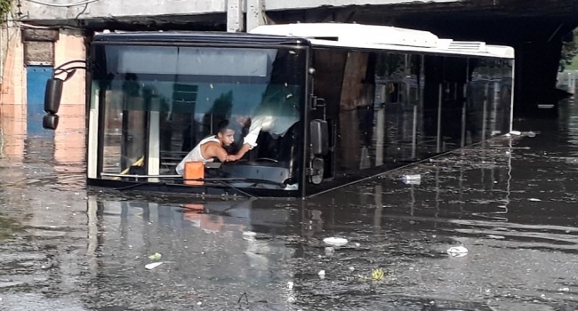 Жуткий ураган в Стамбуле разбил самолет и затопил улицы