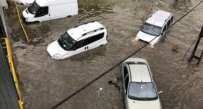 Жуткий ураган в Стамбуле разбил самолет и затопил улицы