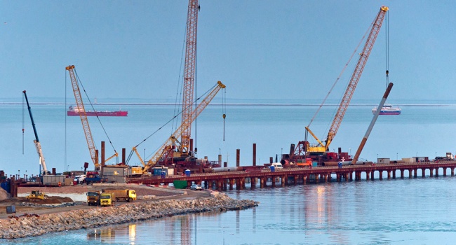 Эколог: строители моста через Керченский пролив нагадили не только в воде, но и на суше