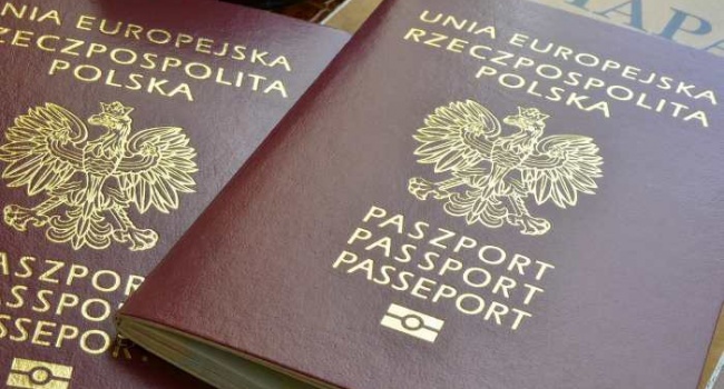 В Польше выпустят новые паспорта с изображением Львова