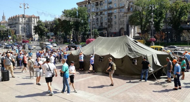 Возмущенные парковщики в Киеве перекрыли Крещатик