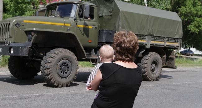 Жители одного из городков Донбасса вышли с протестами против передислокации одного из батальонов ВСУ