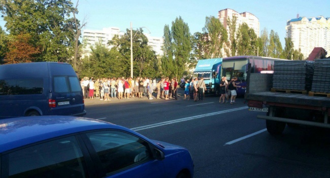 У Києві через відімкнення будинку від електроенергії місцеві жителі перекрили Харківське шосе 