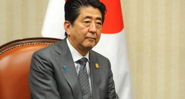 Через низькі рейтинги японський уряд повним складом подав у відставку 