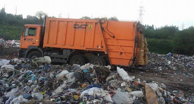 У Житомирській області виявили вантажівку зі львівськими відходами