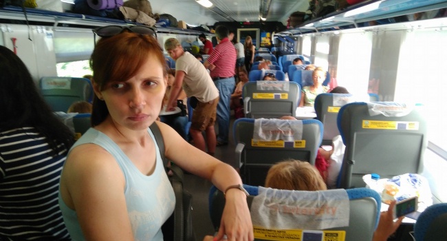 В Укрзалізниці новий скандал: пасажири їдуть стоячи, бо квитків продали більше, ніж місць
