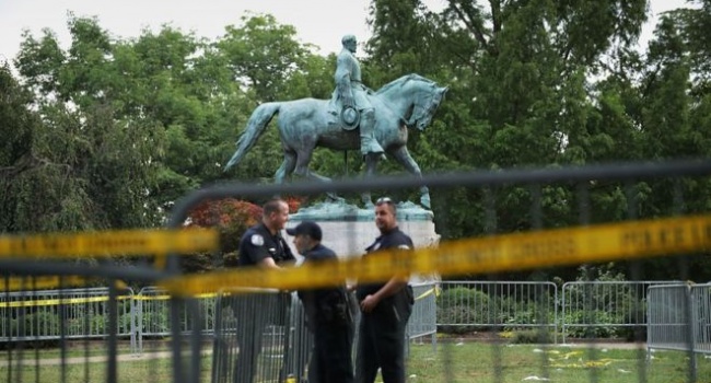 Трамп сумує за «красивими статуями» на честь конфедератів