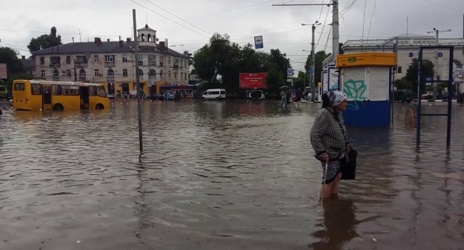 В Крыму потоп: реки выходят из берегов, автомобили смывает потоком