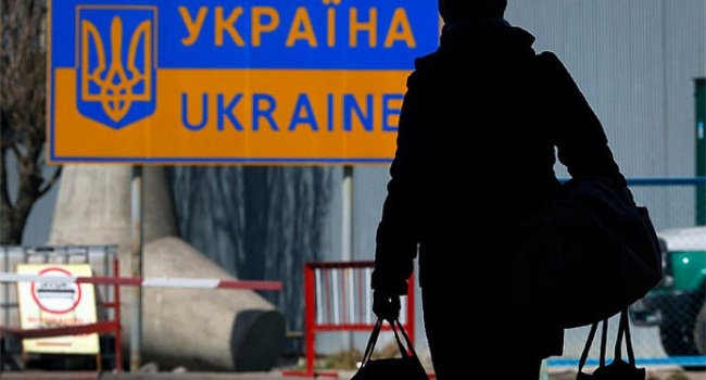Более половины молодых украинцев готовы уехать из страны
