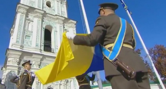Російських окупантів від нашого прапору корчить, як чортів від ладану – Порошенко 