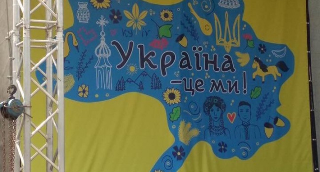 Скандал у Броварах: на святкову сцену до Дня Незалежності повісили карту України без Криму 