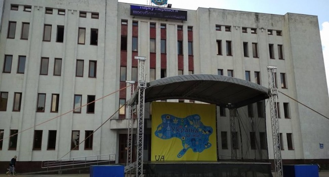 У Броварах влаштували перевірку через «кремлівську» карту України в центрі міста