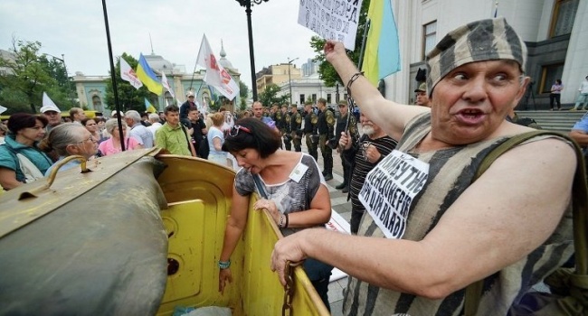 Блогер: на 27-м году независимости украинцев приходится убеждать, что Украина – это их государство