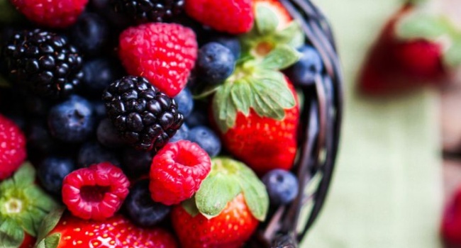 Эксперты составили рейтинг самых опасных для здоровья фруктов и овощей