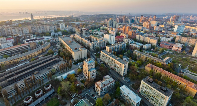 В Киеве продолжает дешеветь жилье