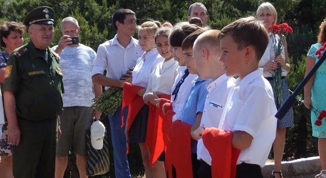 В Крыму открыли памятник Ленину и приняли детей в пионеры