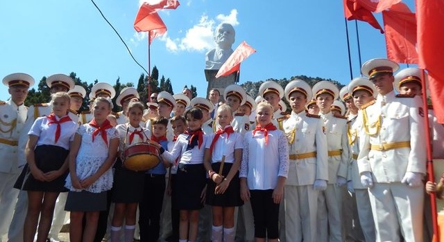 В Крыму открыли памятник Ленину и приняли детей в пионеры