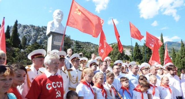 Згідно з радянськими традиціями: у Криму відкрили пам’ятник Леніну та віддали дітей в піонери