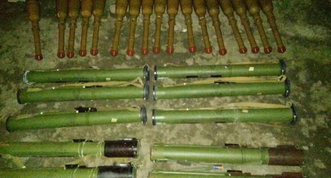 Хватит для вооружения целого взвода: возле Луганска полицейские обнаружили огромный тайник с оружием