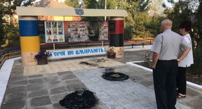 Вандалы в Одесской области подожгли мемориал воинам АТО и героям Небесной сотни
