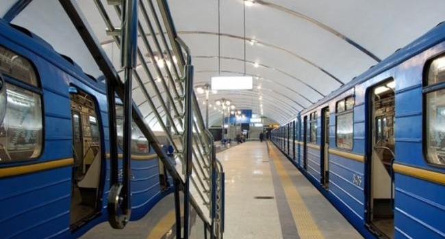 Сотрудников метро Киева переводят на обслуживание в банк олигарха из России 