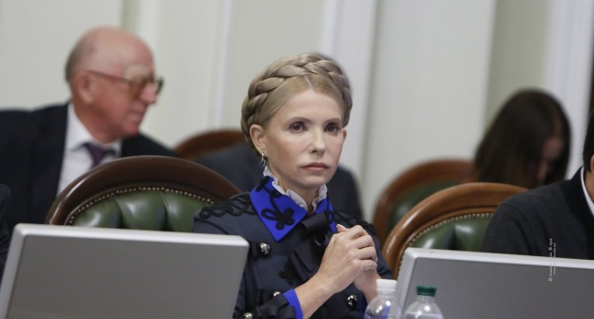 Тимошенко появилась на публике в очень странном наряде