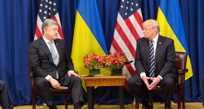 Трамп просил Порошенко способствовать устранению в Украине коррупции Трамп просил Порошенко способствовать устранению в Украине коррупции