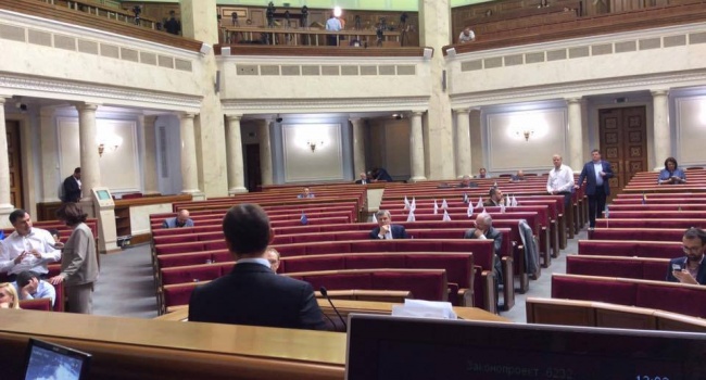 Блогер: с таким парламентом Украине нужно заканчивать с демократией и Порошенко брать власть в свои руки