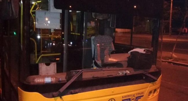 Користувачів Інтернету обурила новина про розстріл тролейбусу у Києві