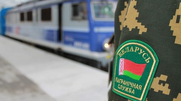 Українцям порадили перетинати білоруський кордон лише літаками 