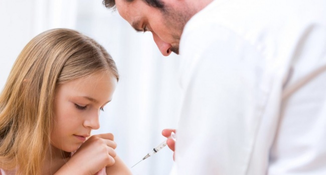 В украинских школах и детсадах откажутся принимать детей без прививок