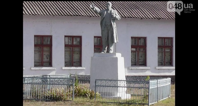 В Одесской области назревает скандал: местные власти восстановили памятники Калинину и Ленину