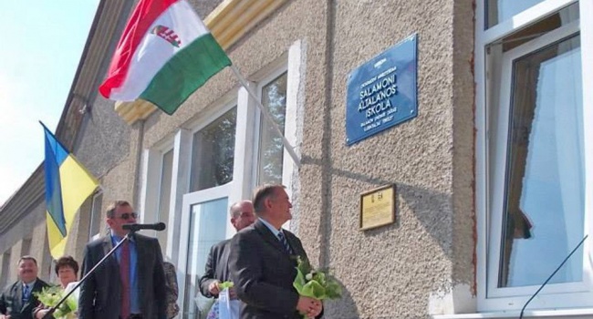 На Закарпатье с венгроязычной школы якобы сотрудники СБУ сняли флаг Венгрии