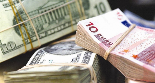 Эксперты: «Если Украина получит транш от МВФ, это не спасет ее от девальвации гривны в октябре»
