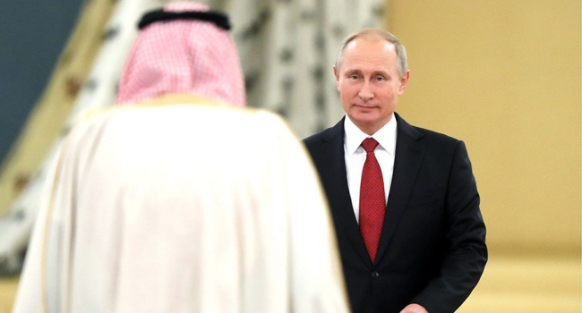 Пока Путин улыбался королю саудитов, Запад вонзил очередной нож в спину России