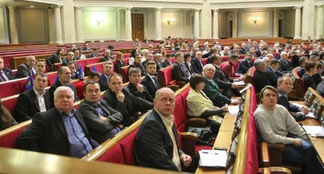 Депутаты Рады хотят поднять себе заработную плату