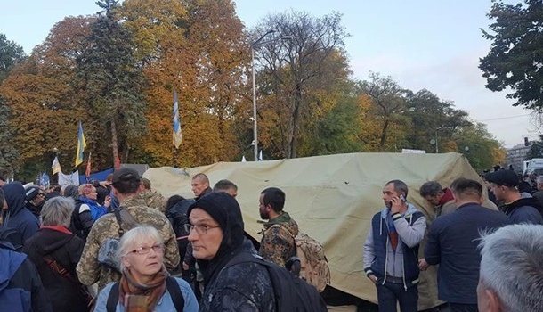 Акция протеста под Радой: митингующие развертывают палаточный городок