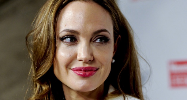 Похорошевшая Джоли удивила фанатов романтичным образом