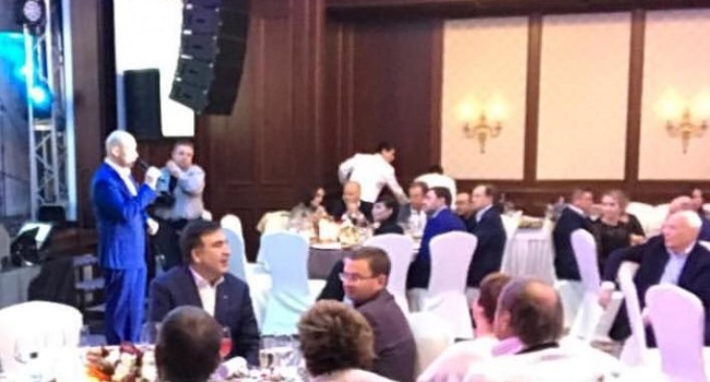  Саакашвили пирует на банкете, а его сторонники мерзнут в палатках