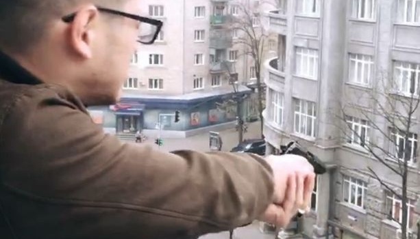 Для развлечения: в центре Харькова студент начал стрелять c балкона