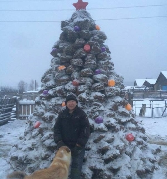 Как празднуют Новый год в России: якуты слепили новогоднюю ёлку из навоза