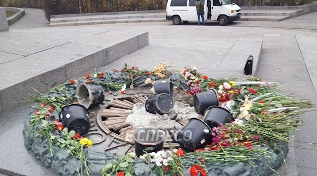 Акт вандализма: в Киеве залили цементом вечный огонь