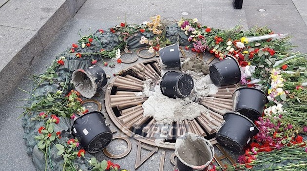 Акт вандализма: в Киеве залили цементом вечный огонь