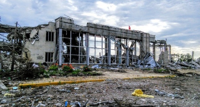 Стало известно, кто и как уничтожили аэропорт в Луганске