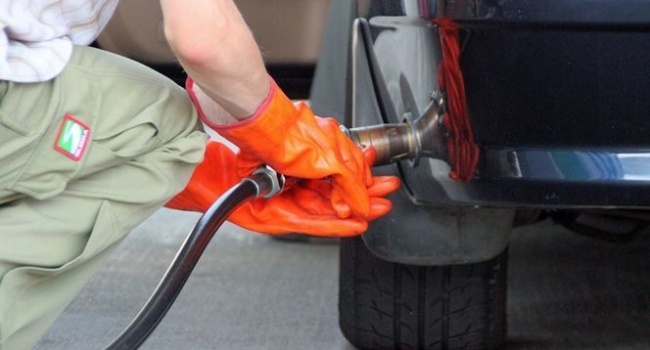 Эксперт рассказал, почему на фоне подорожания бензина газ дешевеет