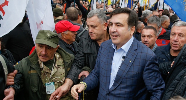 В палатках под Радой растет количество людей, которые терпеть не могут Саакашвили и не согласны с его требованиями, – блогер