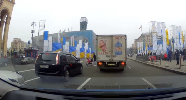 Казанский: под Майданом отгрохали торговый центр, но сделать нормальный спуск для мам с колясками не посчитал нужным никто