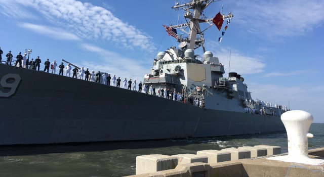 В порт Одессы из-за сильного шторма не смог зайти американский эсминец