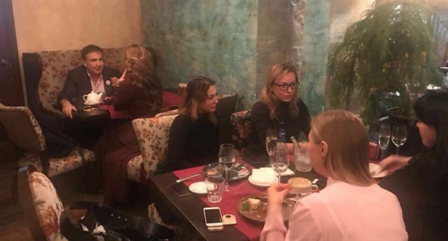 Блогер: «Саакашвили не спешит ночевать в холодной палатке, а встречается с неизвестной девушкой в дорогом ресторане»
