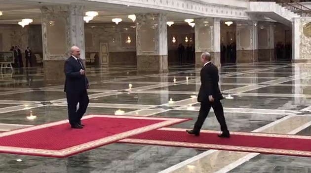 СМИ:  в Минске Путин шел к Лукашенко странной походкой и на высоких каблуках
